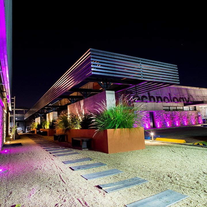 Edificio Technology Hub de noche con iluminación